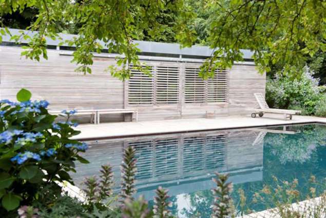 modern tuinhuis bij zwembad van hardhout Tilburg